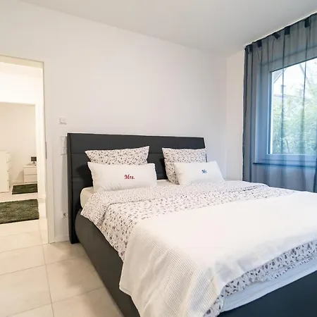 By Ken Apartment *